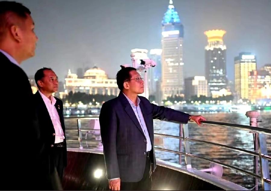 敏昂莱率领缅甸考察团，夜游上海黄浦江，有一说一，哎呦这个上海啊，这种景儿，缅甸真