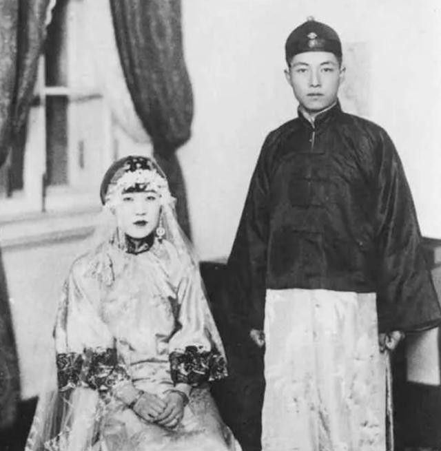 1926年，唐怡莹趁着丈夫溥杰不在家，和张学良在床上激烈正酣。多年后，张学良向溥