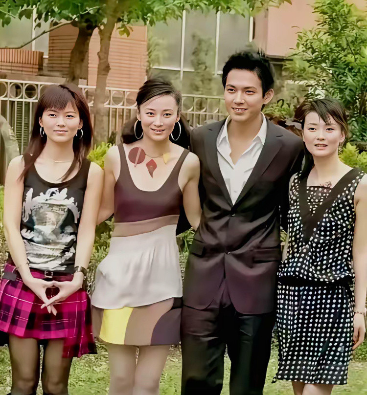 这是20多年前的一张合影，当年家喻户晓的4个明星，大家还记得他们的名字吗？