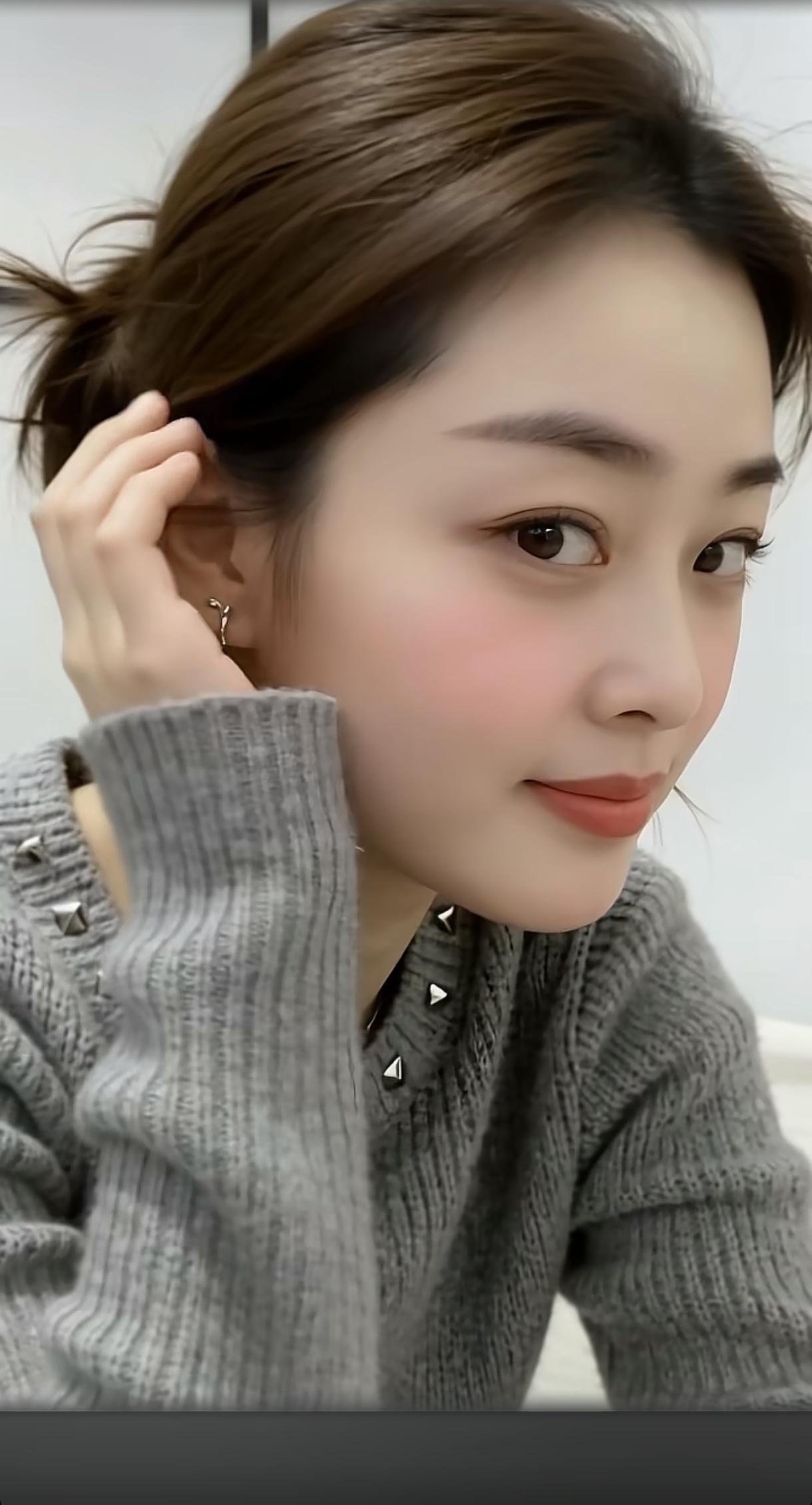 元气少女，温暖毛衣，甜美笑容，轻松自在的一天😊手机随手拍原创照片温柔毛衣照