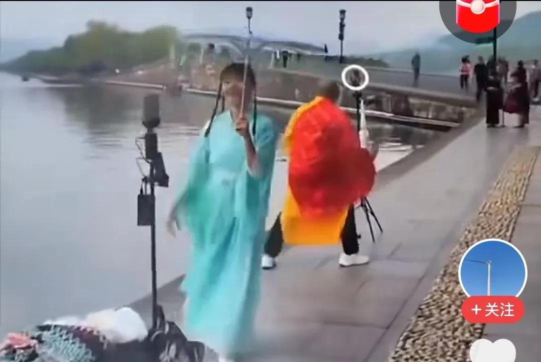 依然是那个杭州西湖，人间美丽如画的地方！小青、白蛇、法海修行千年，如今成为邻居