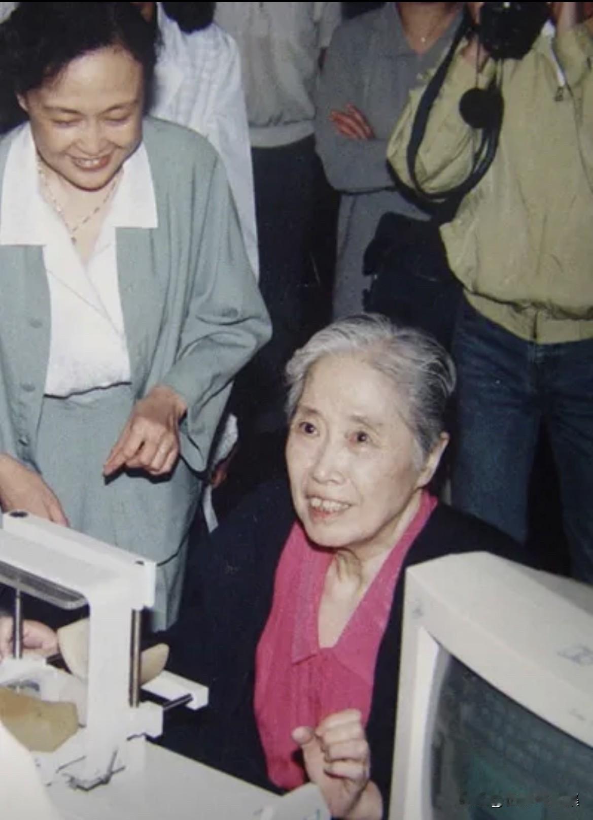 刘少奇同志夫人王光美在晚年忙碌着“幸福工程”扶贫计划的场景。从1995年开始，一