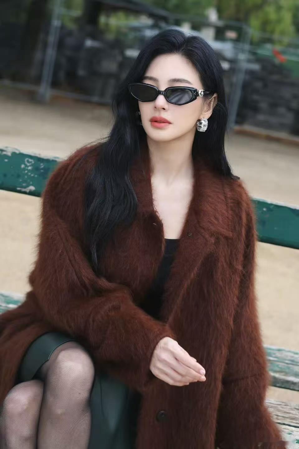 张雨绮脸不基础妆造更不基础张雨绮把“美到发光”焊在身上！浓颜自带高光，眼尾一挑全