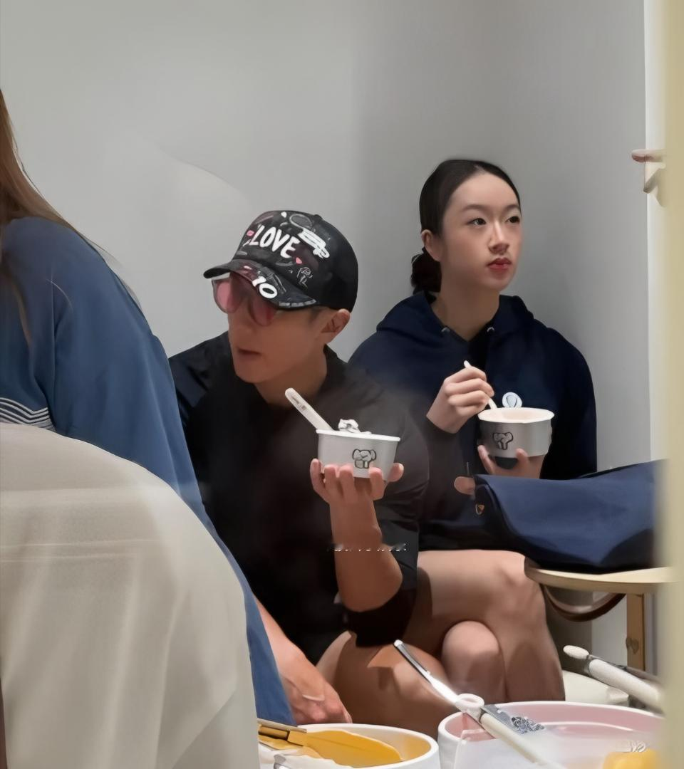 47岁吴尊和一对子女现身上海某甜品店吃酸奶，他真人看起来年轻又帅气，皮肤小麦色，身姿高瘦挺拔。女儿遗