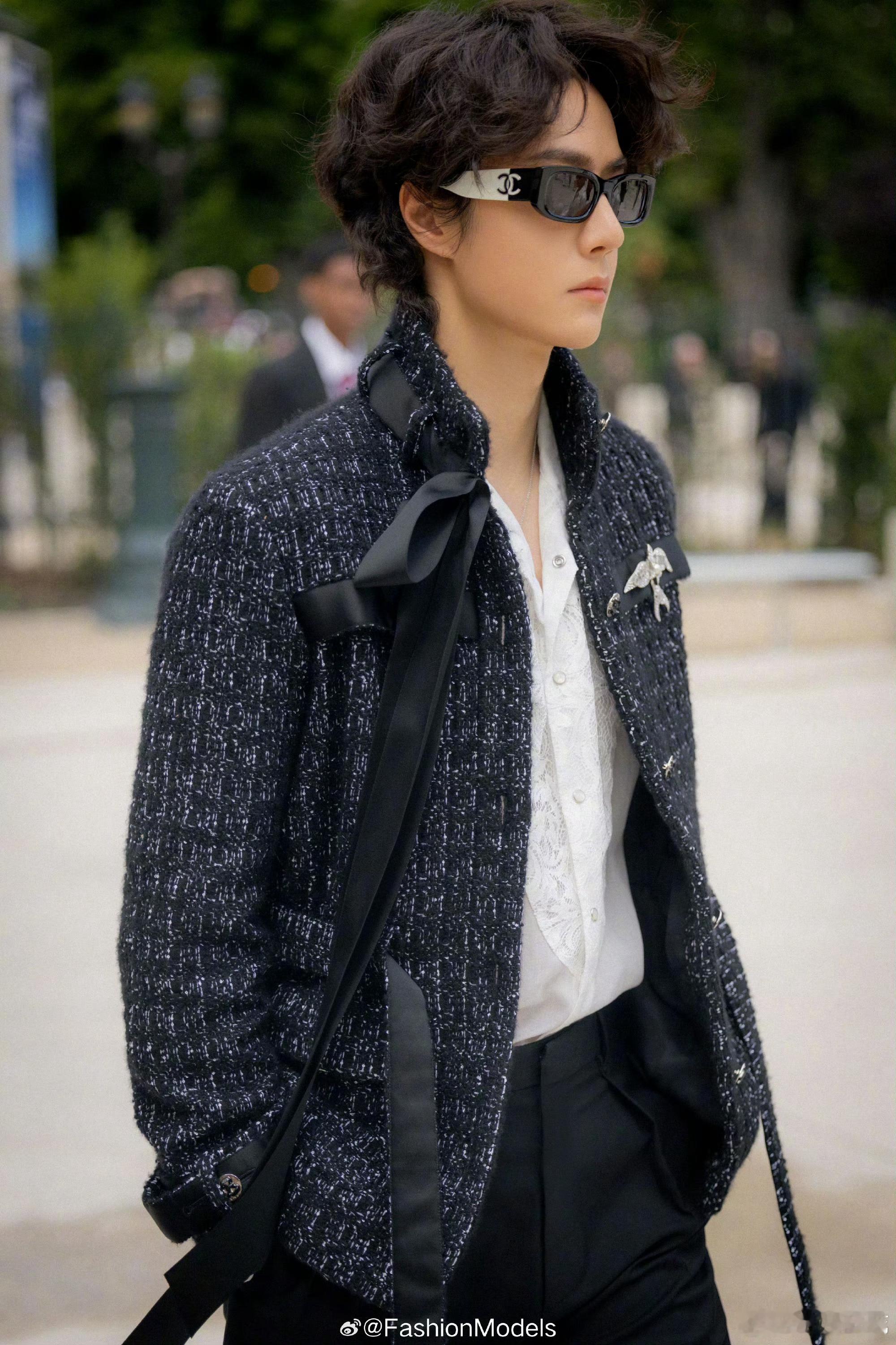 王一博出席CHANEL2025/26秋冬高级定制服系列发布会官方图出炉～王一博