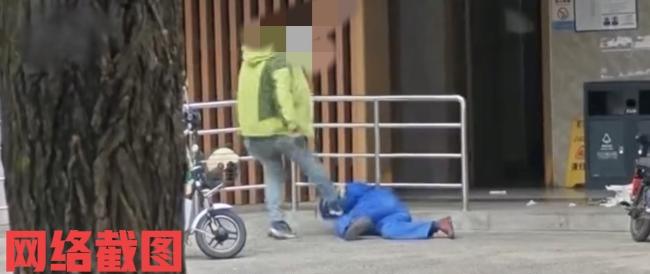 陕西西安男子倒垃圾与环卫工发生冲突。这名男子开车过来倒垃圾,不知为何与三名环