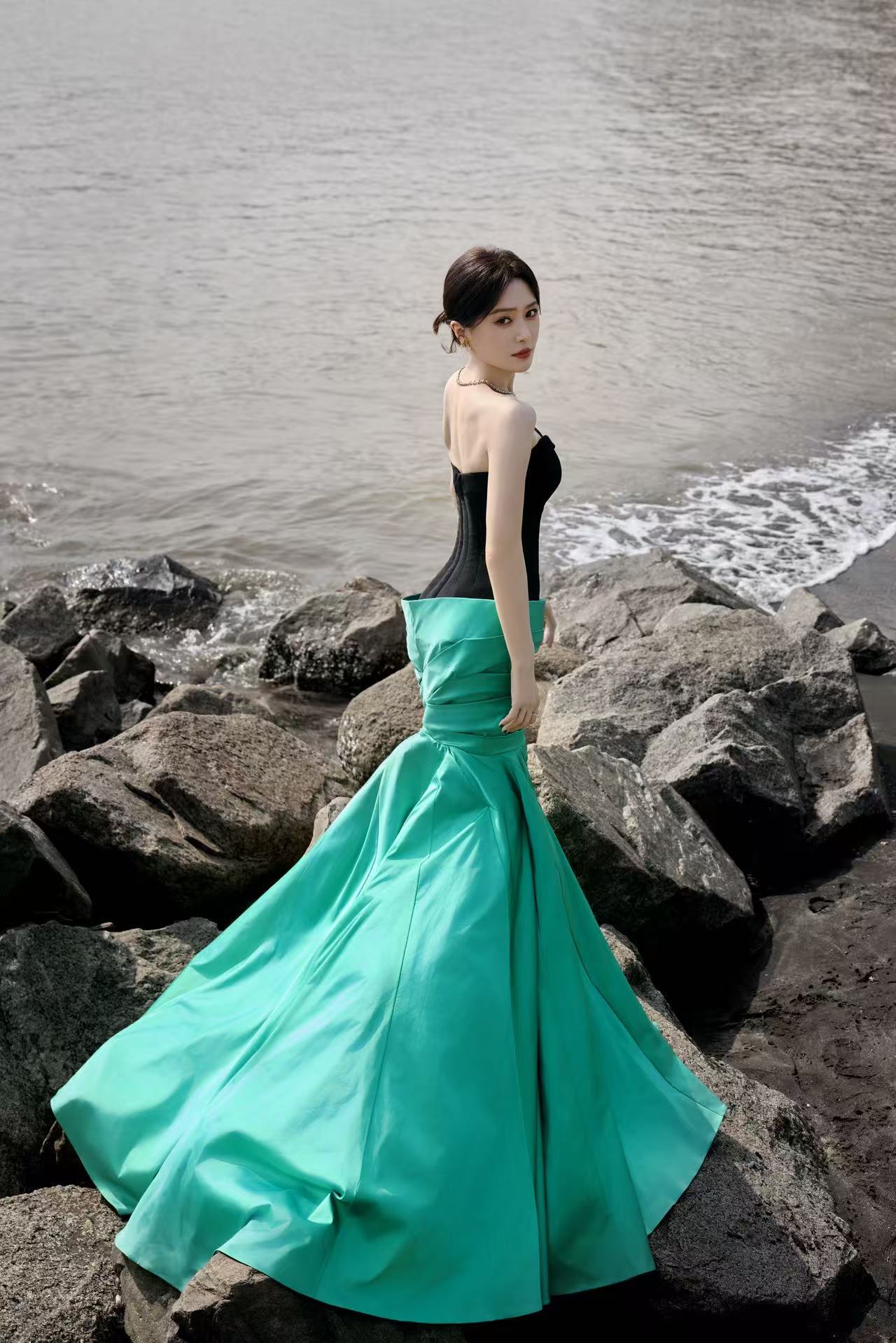 秦岚盘发谁给秦岚做的这个盘发，出来挨夸！！！姐姐今天真是美得我移不开眼了…简单