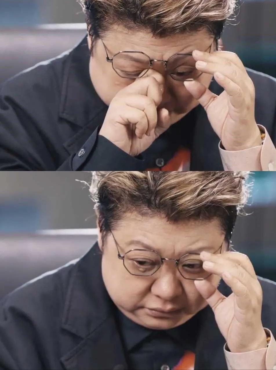 韩红现在，估计比吃了苍蝇还难受，不是因为取消演唱会，而是因为帮冯小刚拉票房，