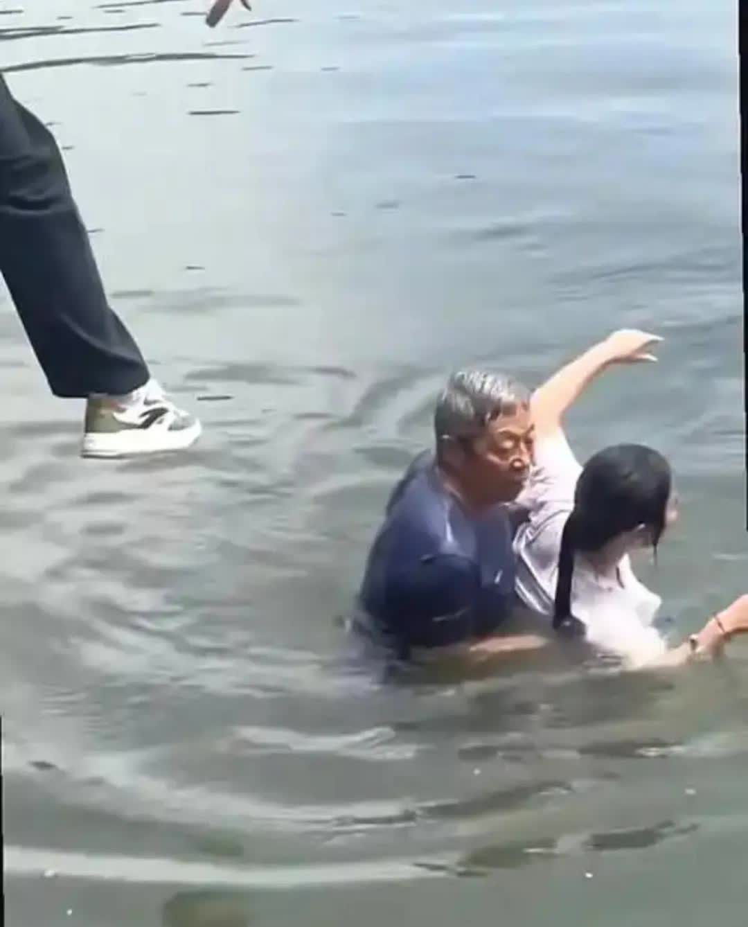 一位大爷见义勇为救助了一名落水女子，结果发现自己的手机被侵水泡坏，家庭经济又比较