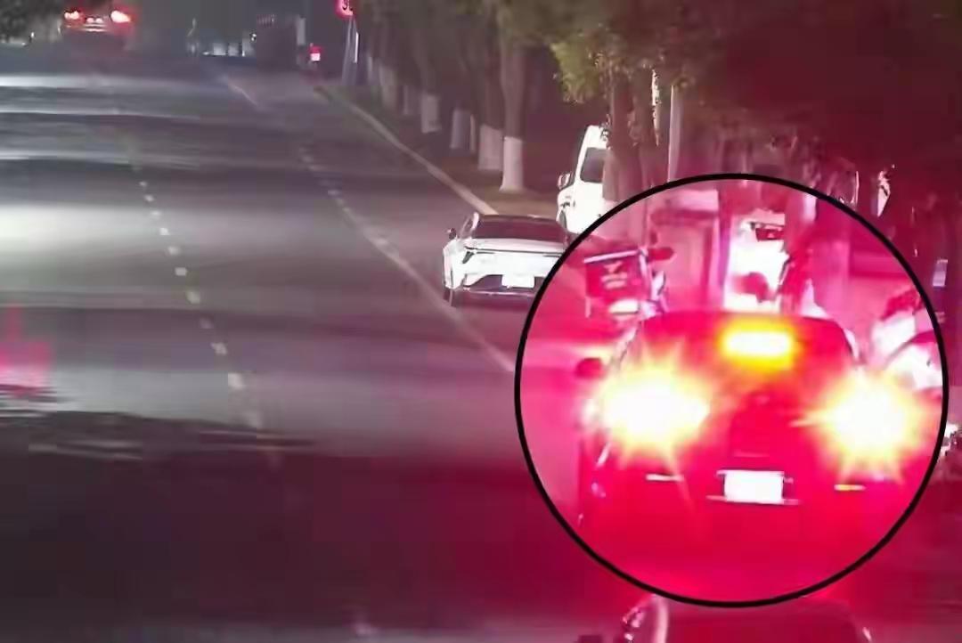 浙江嘉善，一男子开着宝马车在路上闲逛，突然看到一老实巴交的路人，男子赶紧踩油门来