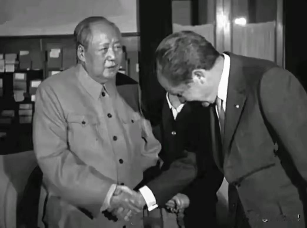 晚年的老人家有多强大？看一下这张照片你就会明白？看毛主席接见外国友人时的状态