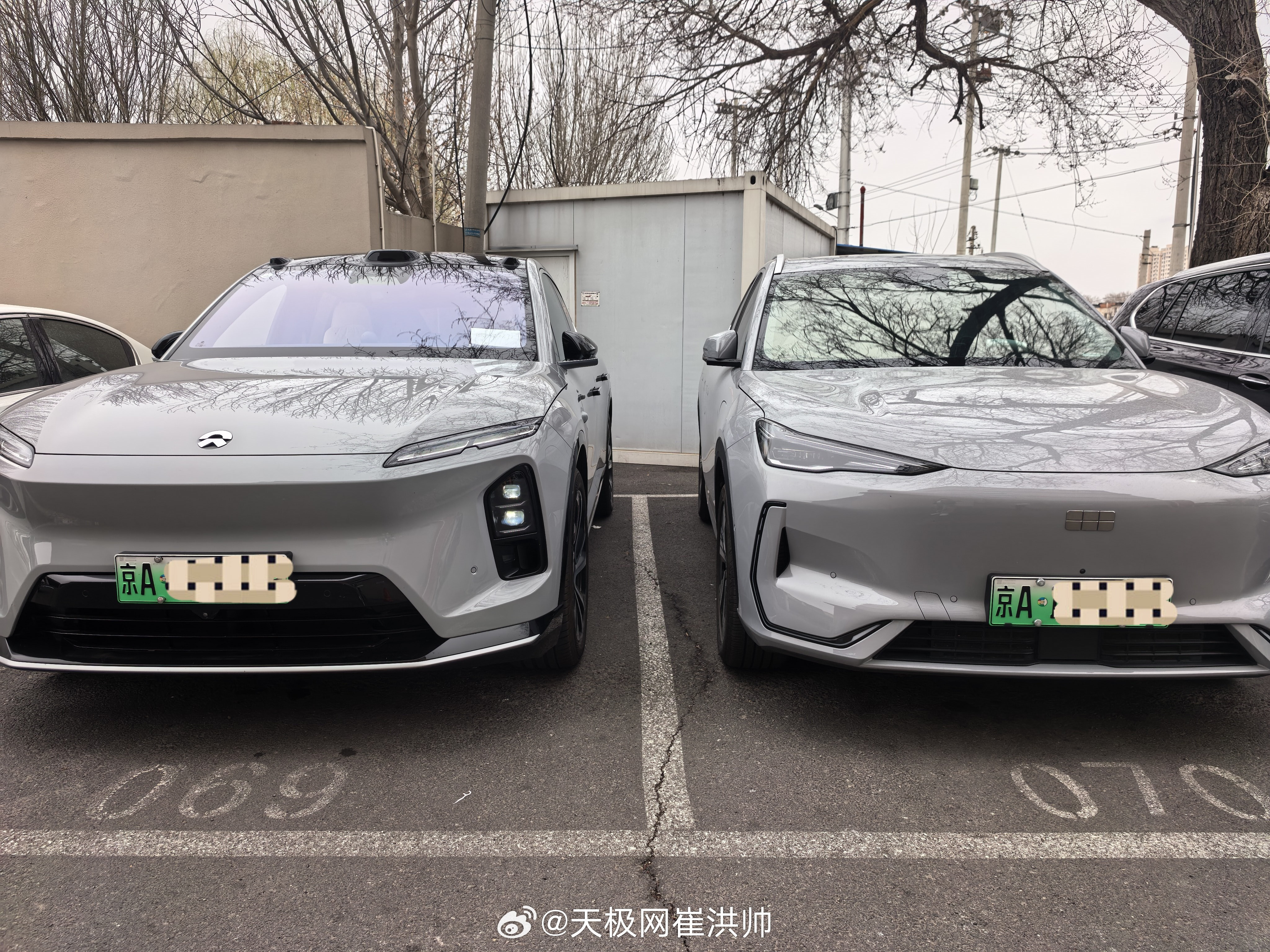 这两辆车的灰色车漆调的太像了，细看还是蔚来的车漆更有质感。吉利银河e5蔚来ec6