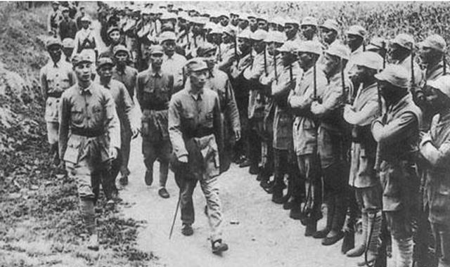 1946年一开国上将怒火中烧，在会上公开炮轰上司聂荣臻，气得聂帅直接将他撤职。紧