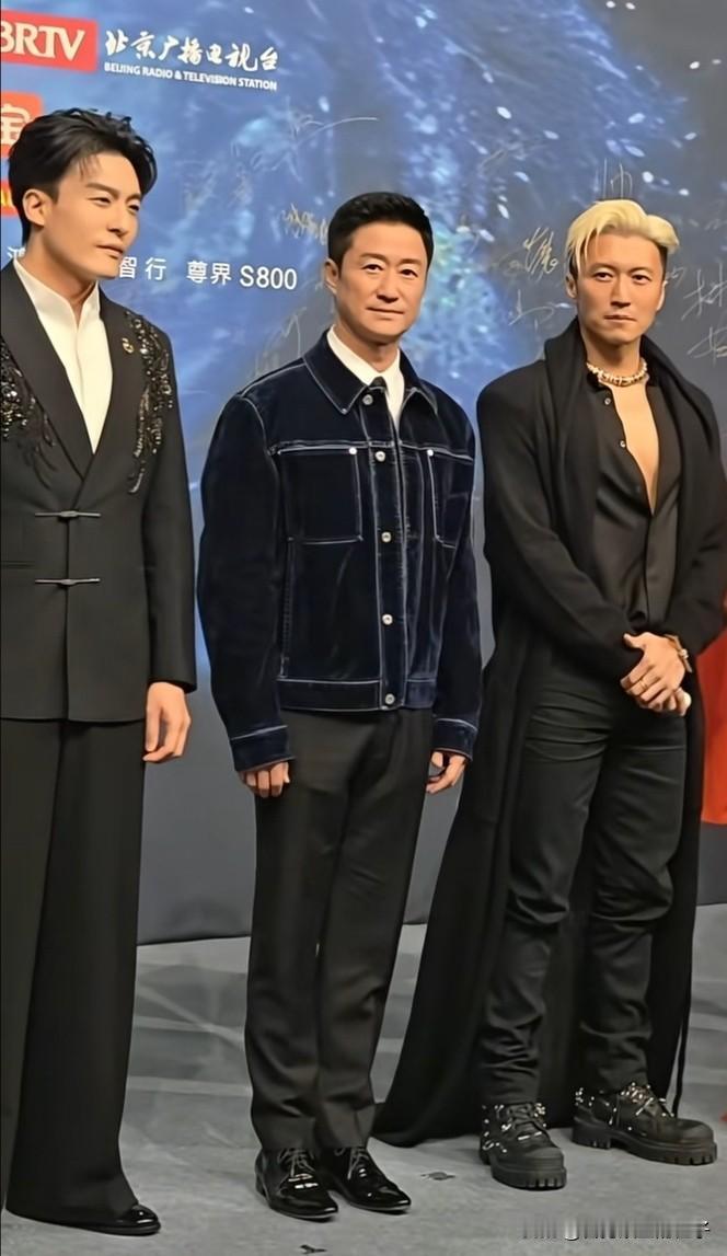 谢霆锋这造型真的看不懂！披风拖在地上像块抹布，还把胸口漏出来，真的有点油腻，旁边