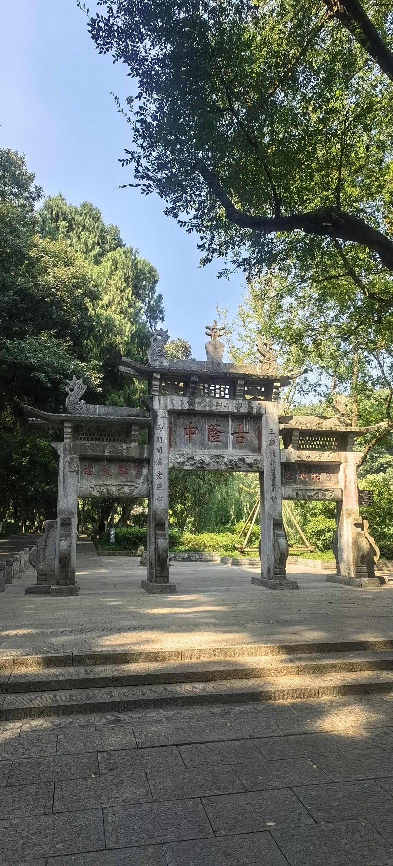 诸葛亮躬耕之地或者真在河南的南阳？根据是这样的：湖北襄阳的古隆中景区比较偏远，要