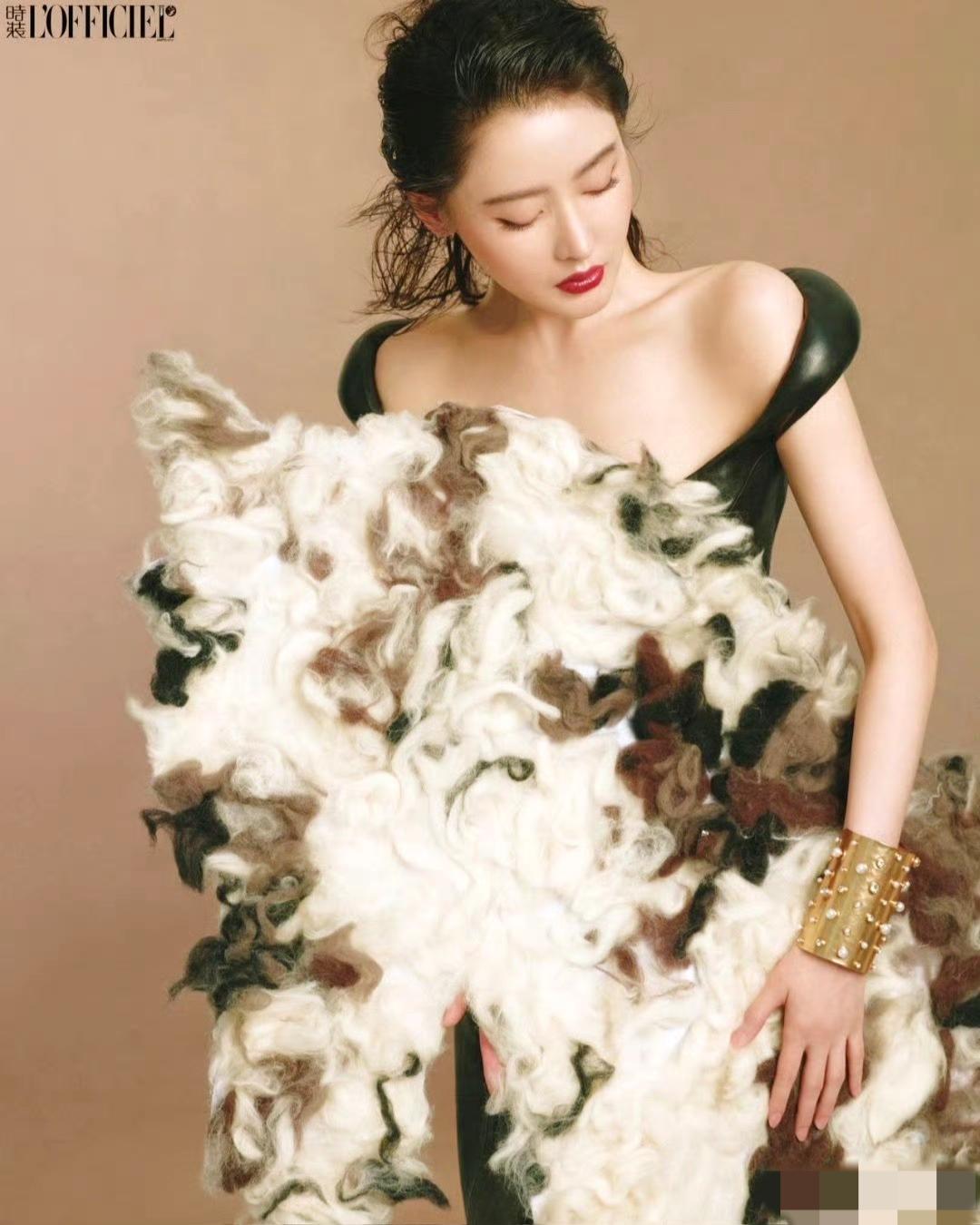 张天爱时装二月刊封面惊艳释出！越美越敢，气场全开张天爱登上《时装L'OFF