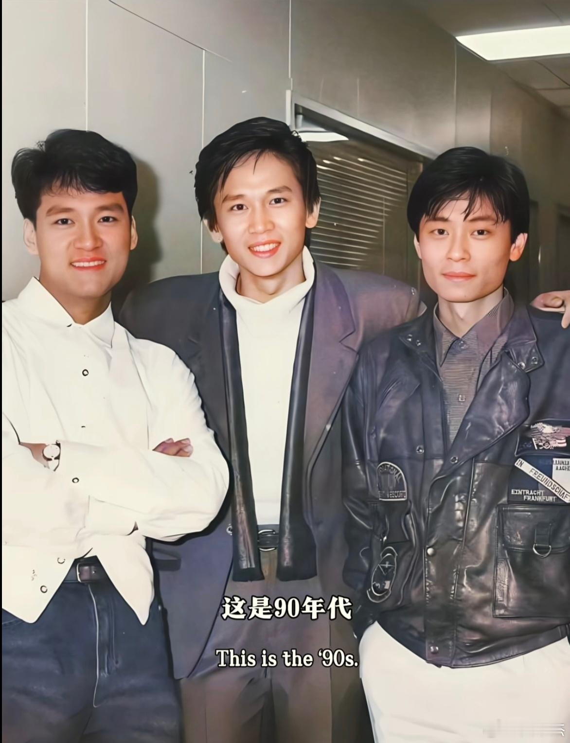 90年代唱歌比赛，左右都认识吧，中间是冠军，你认识吗？​​​
