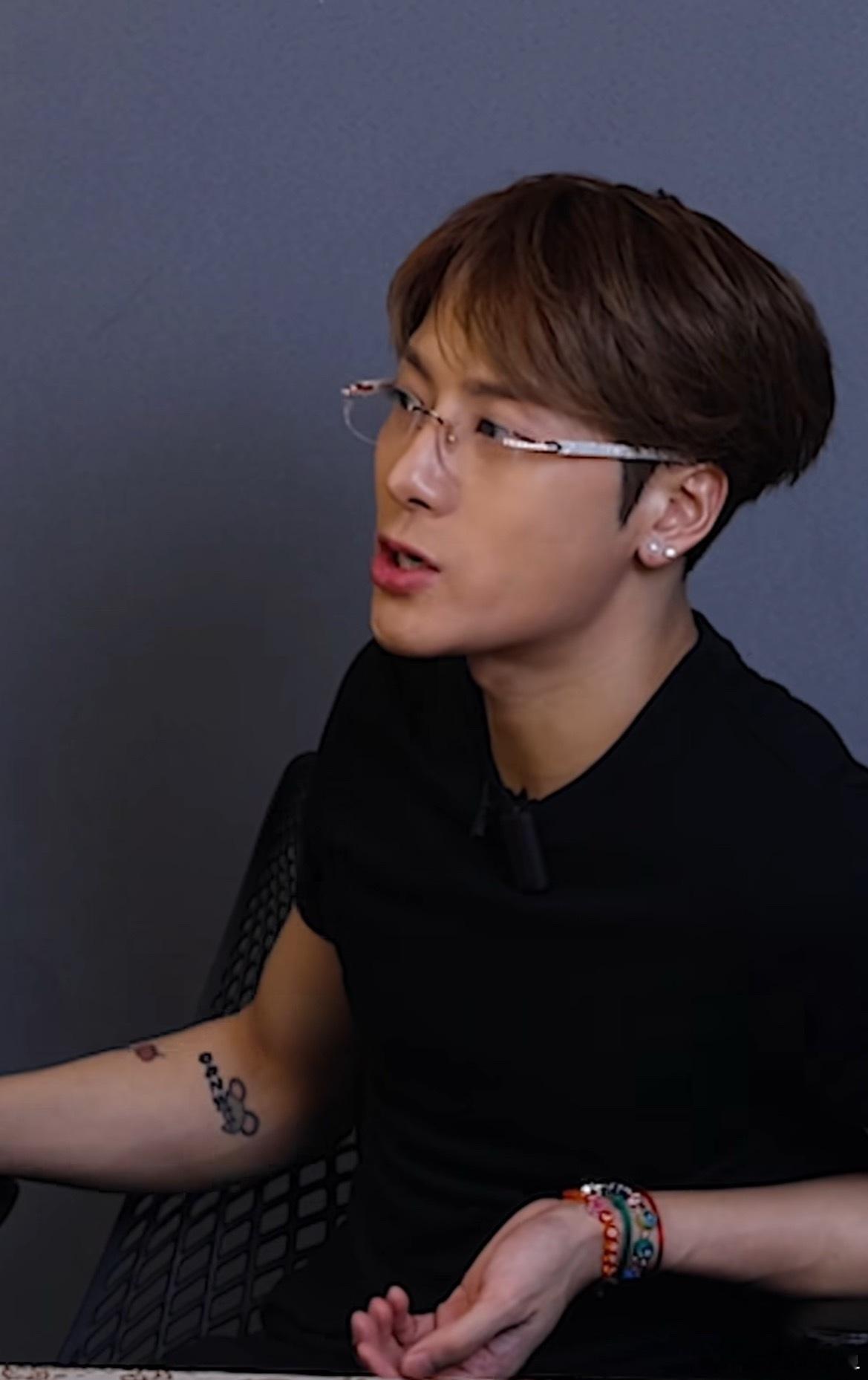 看似随意原来还是做了造型的看这鸡屁股头老钱风造型好帅啊王嘉尔​​