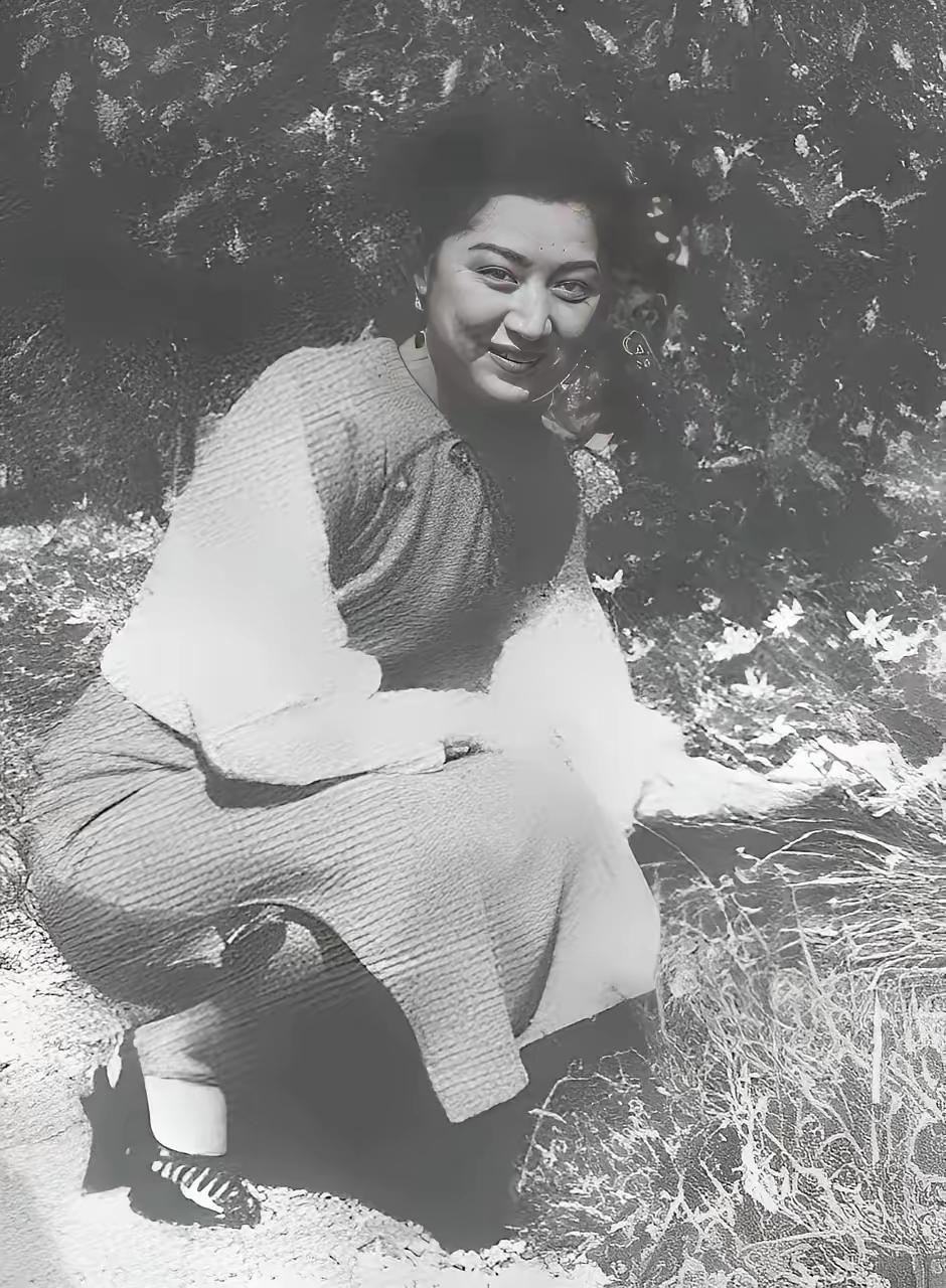 蒋经国不爱妻子蒋方良，不爱情人章亚若，唯独对1948年，受邀请带着戏班子到台湾永