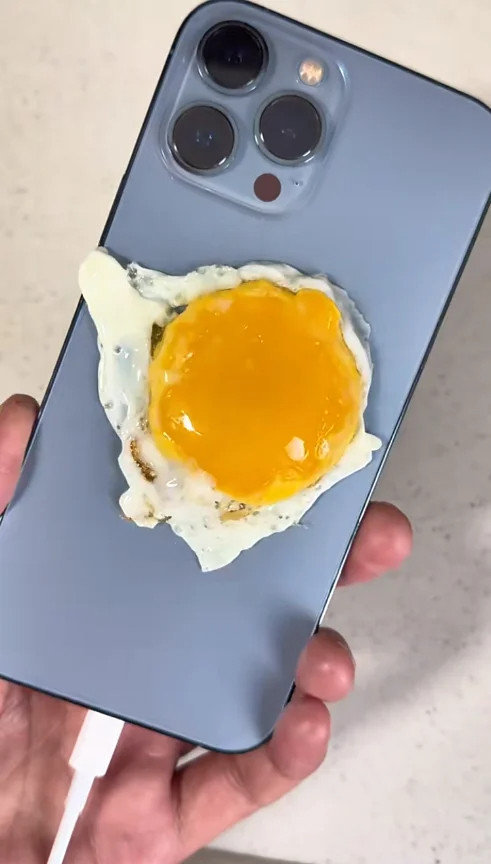 iPhone直板夹iPhone的散热一直都是老毛病了，烫的时候都怀疑人生了甚