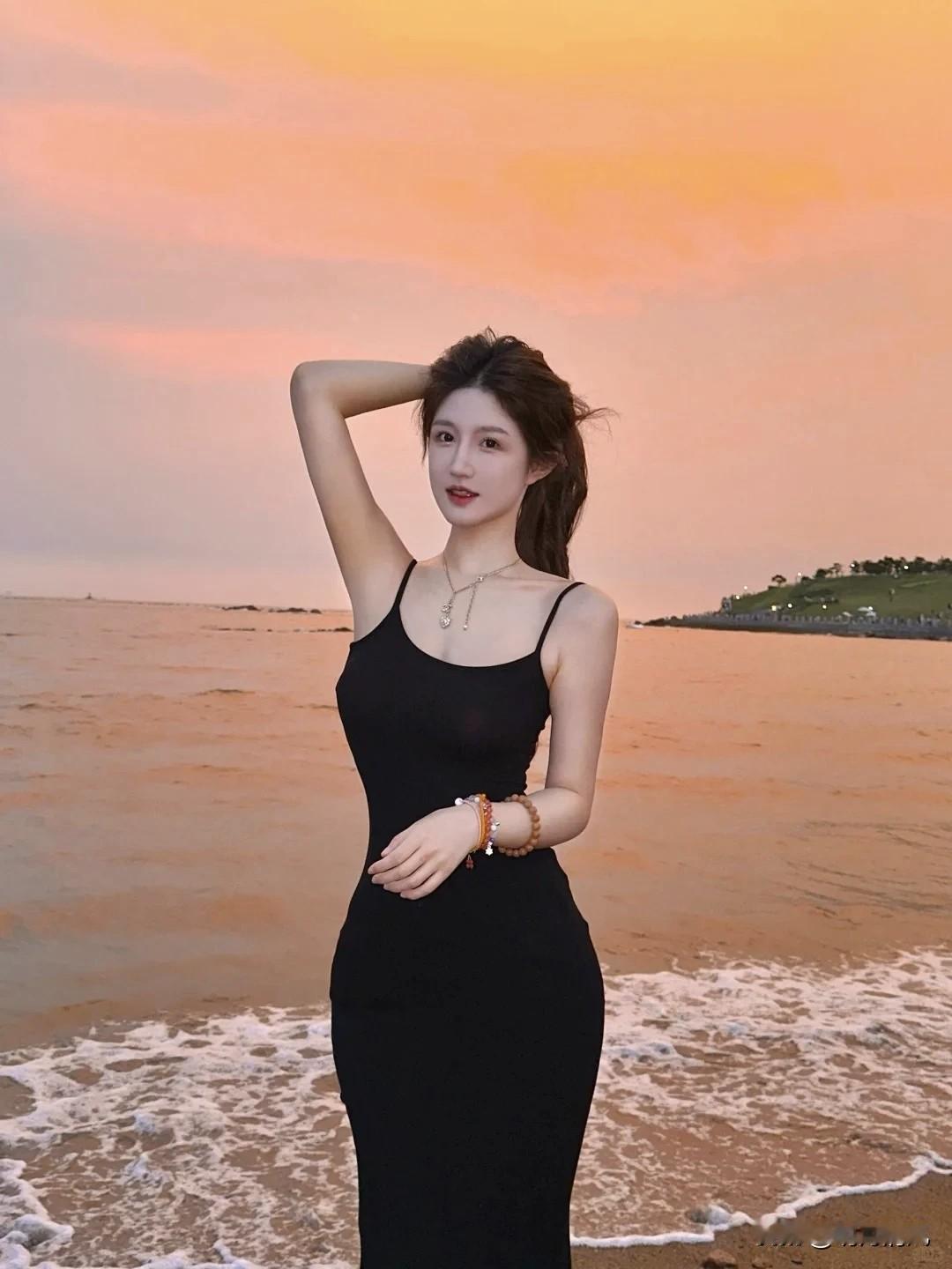 海边拍照，千万不要只会比“剪刀手”了！学会这个简单动作，轻松拍出大片感👇今