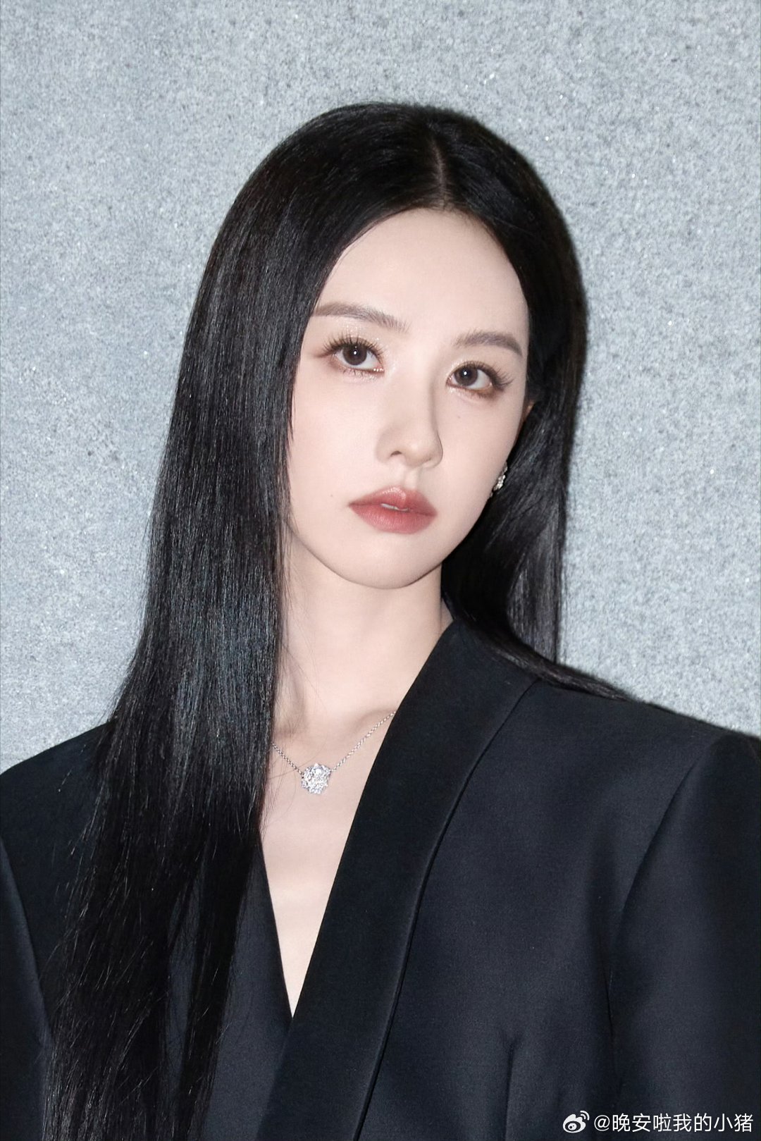 omg，陈都灵这套黑西装直接切换老公模式​​​