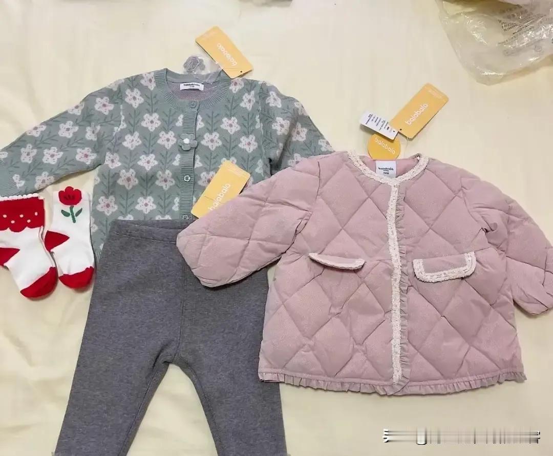 亲戚把挂着吊牌的新童装塞给我儿子，我当场拆下吊牌叠好还回去。衣服是全新的，可