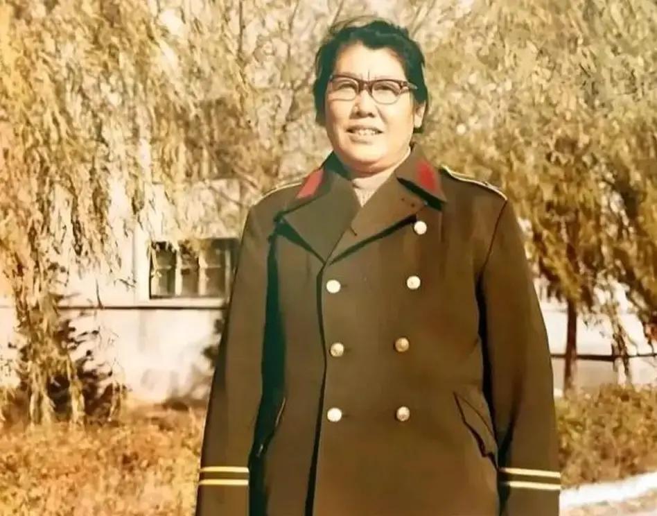 敬一丹母亲韩殿云的一张留影，新中国第一代女公安，此时任职于黑龙江省公安厅期间，身着公安制服，韩殿云，
