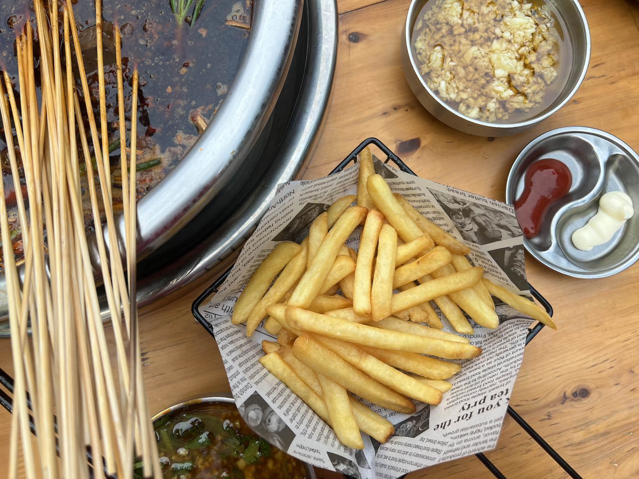在成都吃火锅串串，还可以配薯条！这搭配简直绝了！刚刚一口麻辣鲜烫下肚，再来两根酥
