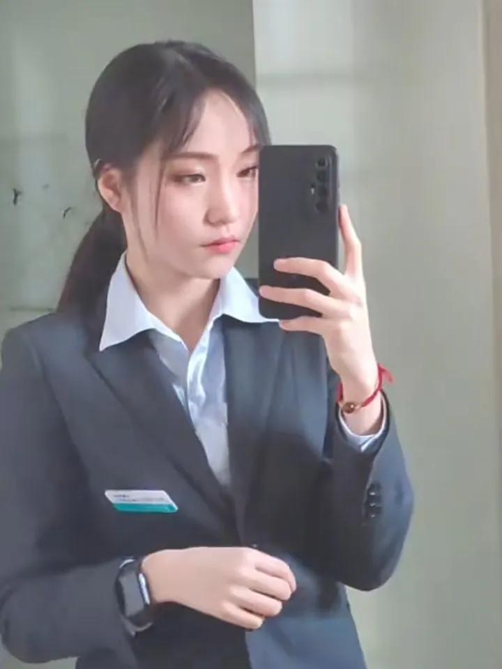 甘肃女孩白女士4月5日与男友自驾游与大车相撞，导致25岁的白女士截瘫。6月，