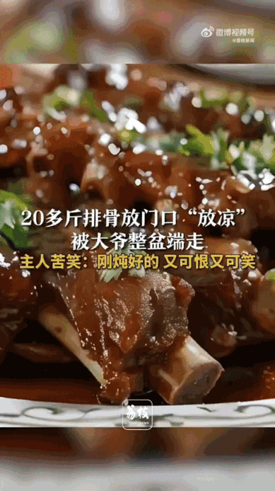3月16号下午四点多，沈阳铁西区一家火锅鸡店门口，店主张女士端着一盆刚出锅的排骨