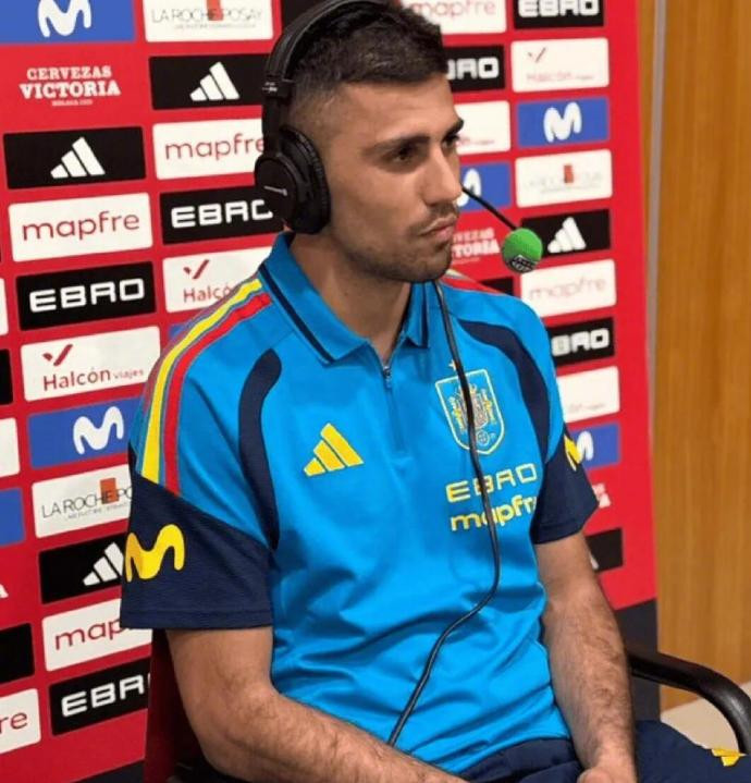 罗德里对加盟皇马持开放态度曼城中场罗德里回到国家队期间接受了电台采访，谈及转会