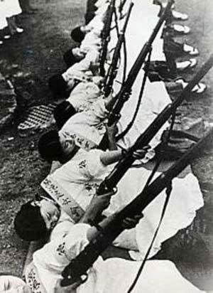 美军二战太平洋战争中一共俘虏一万多日本女兵，这些女兵深受日本军国主义教育，狂热而
