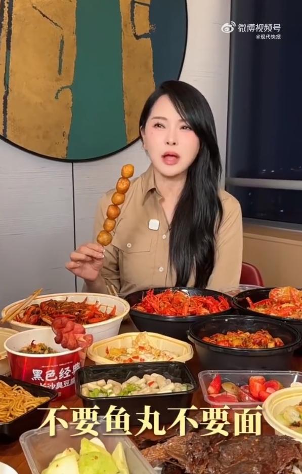 一碗长沙冰粉，伊能静发了条动态。说没上那档综艺，她现在还在台北。这话说得挺实