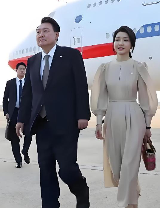 尹锡悦夫妇这几天都进行了首次的庭审，尹锡悦头发半白，估计没少受苦。金建希虽然戴着