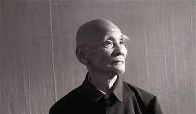 1946年，6000解放军被三万敌人包围，为了不泄露机密，旅长吴诚忠下令烧毁全部