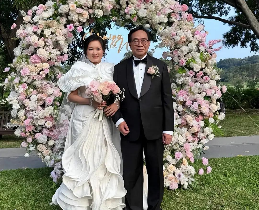 32岁粤剧花旦余仲欣与73岁政界人士卢伟国喜结连理，二人年龄相差41岁，交往仅三