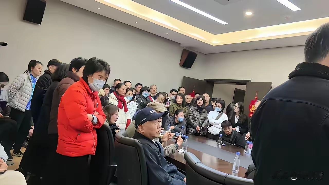 浙金中心爆雷，不少退休老人舍老本购买的，蛮指望赚两个养老钱，结果连老本泡汤了。