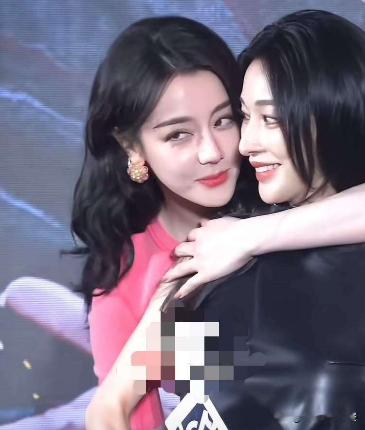 天呐，这女人眼神好媚！出道早期的迪丽热巴，眼神十分清澈，看着像大学生刚毕业