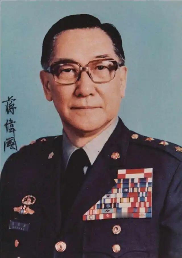 1942年，蒋纬国坐火车，遇到一个少将，少将看中了蒋纬国的配枪，准备用旧枪交换。