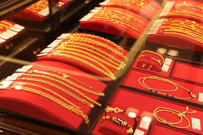 【金价连续八连跌！背后有哪些原因？】金价为何八连跌据央视新闻报道：3月20日，现