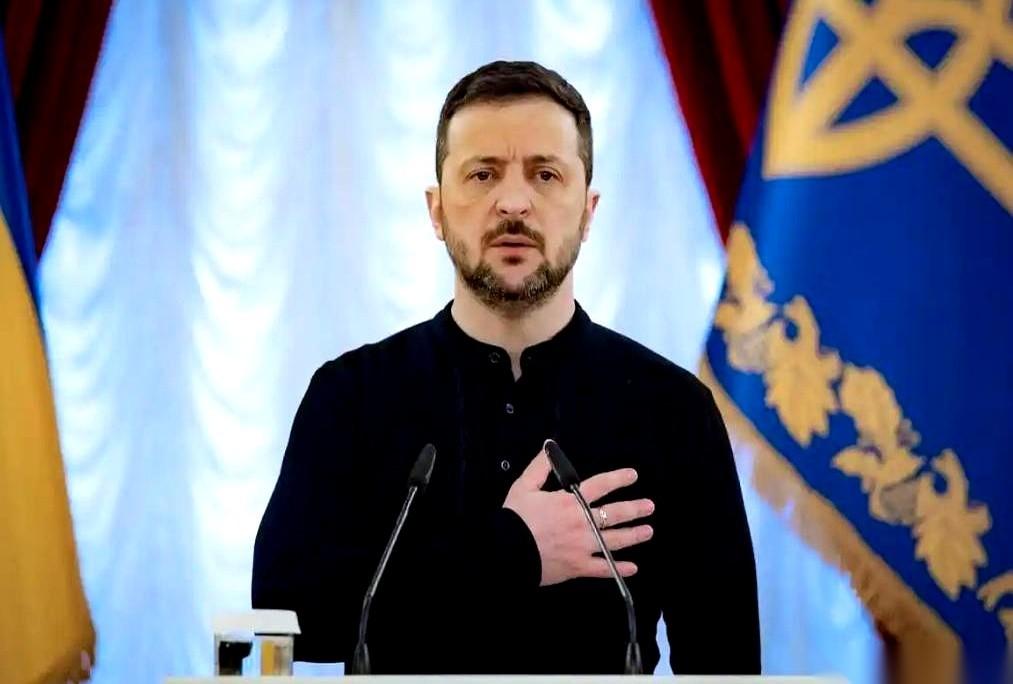 全世界都以为他会第一个拎包跑路。一个喜剧演员，对手是世界第二军事强国，剧本都写