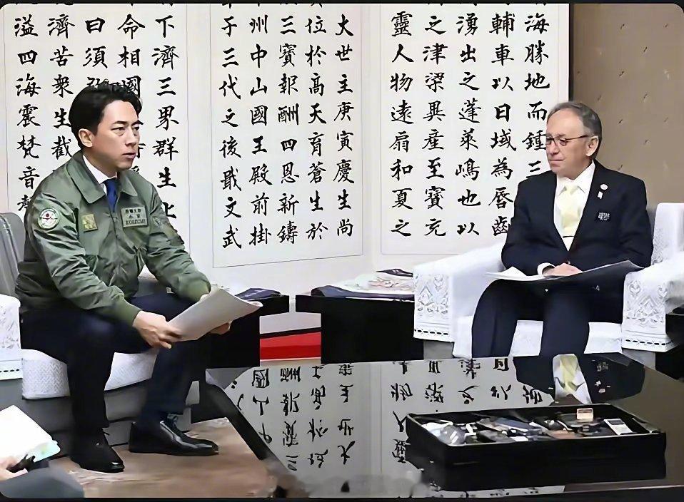 早晚收了你们琉球知事玉城丹尼和日本防卫大臣小泉进次郎在用汉字写着