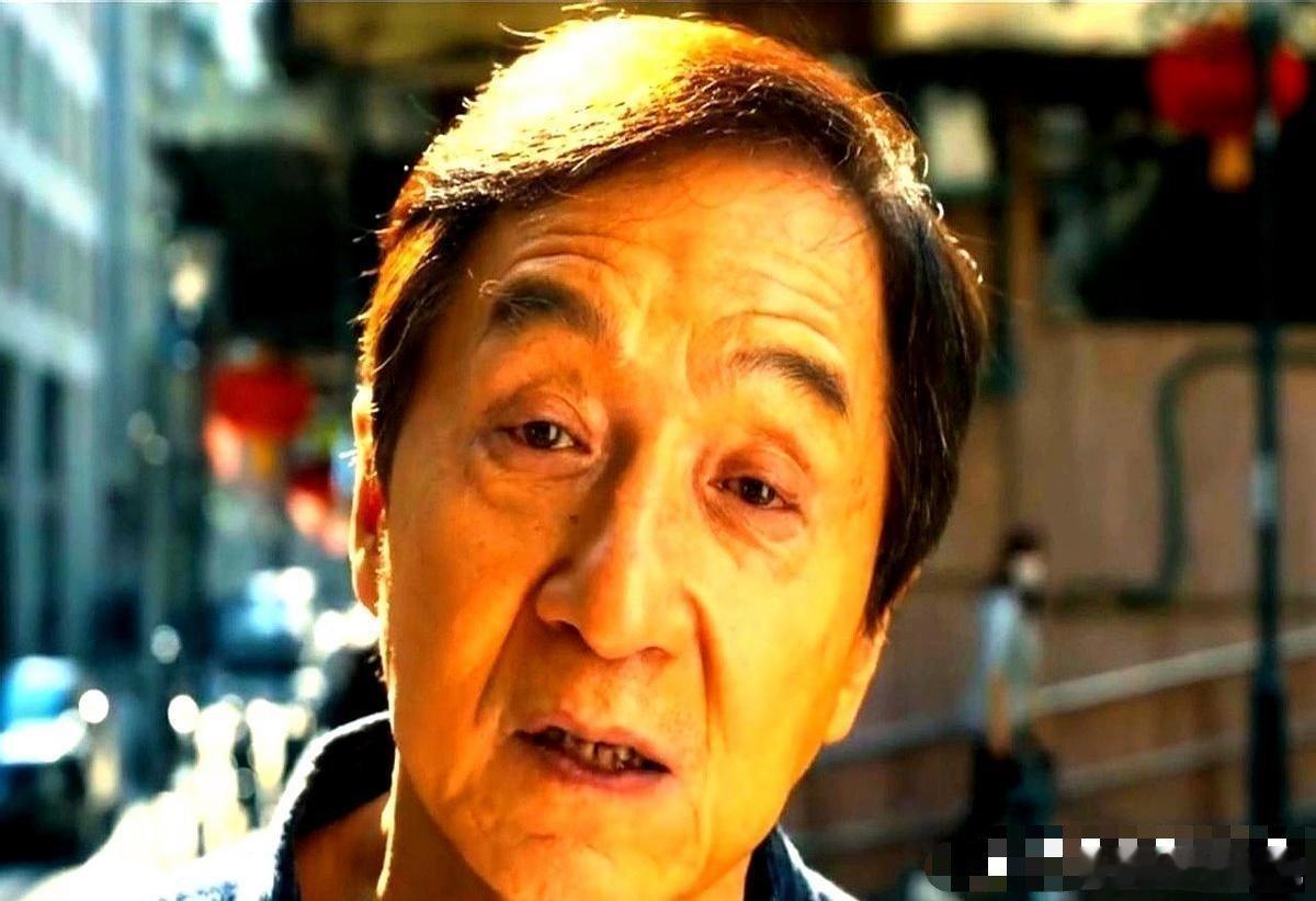 成龙身家超30亿为啥还玩命干？看着挺风光，压力可不小。2023年财务文件显示，