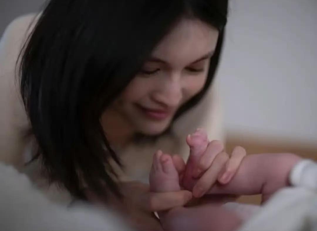 何穗晒了自己儿子和陈伟霆在床上的照片。一家三口的小日子过得是真好。老公长得高