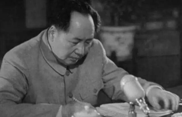 胡乔木在毛主席身边担任秘书工作25年，被称为中共中央第一支笔。按理来说，他应该是