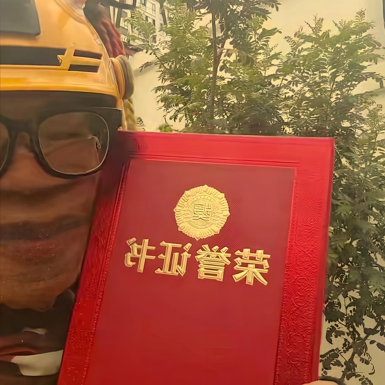 太勇敢！外卖小哥脱一只鞋，救下整栋26层居民凌晨两点大理高层住户都熟睡时，