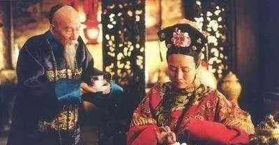 1853年，慈禧父亲去世，16岁的她扶柩回乡，遇冷眼无数。岂料，路过清河县，知县