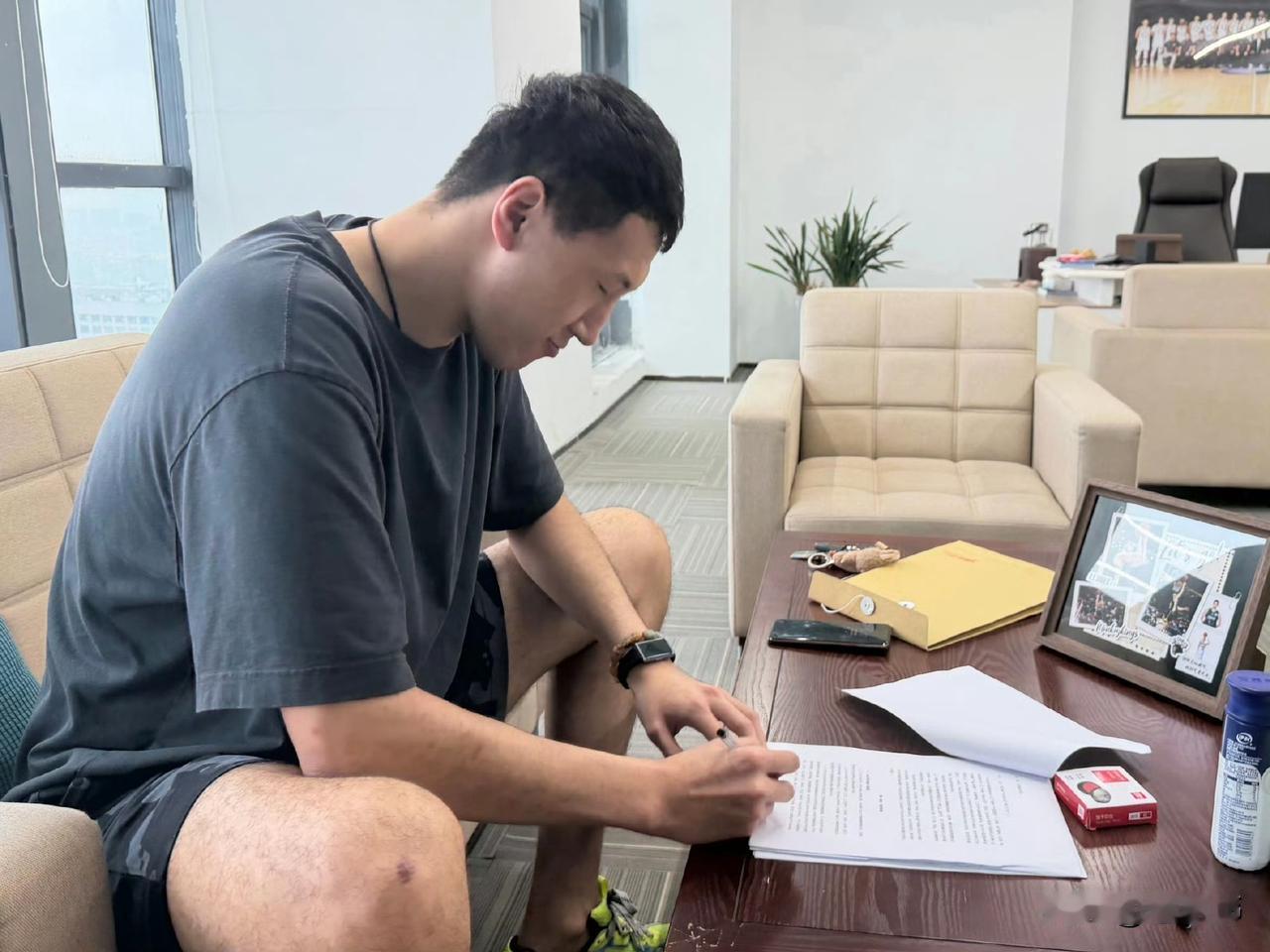 依旧是好兄弟！杜润旺谈徐杰：“新赛季就是对手了，确实是感觉有点奇怪。毕竟一起