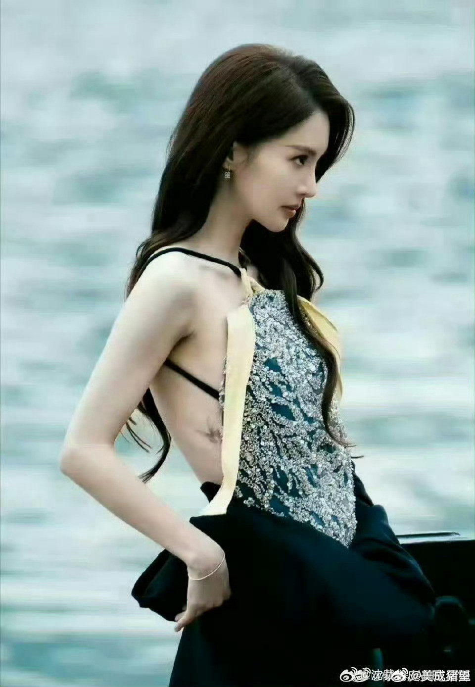 金晨毫不避讳她腰间的蝴蝶纹身谁说纹身的就不是好女孩